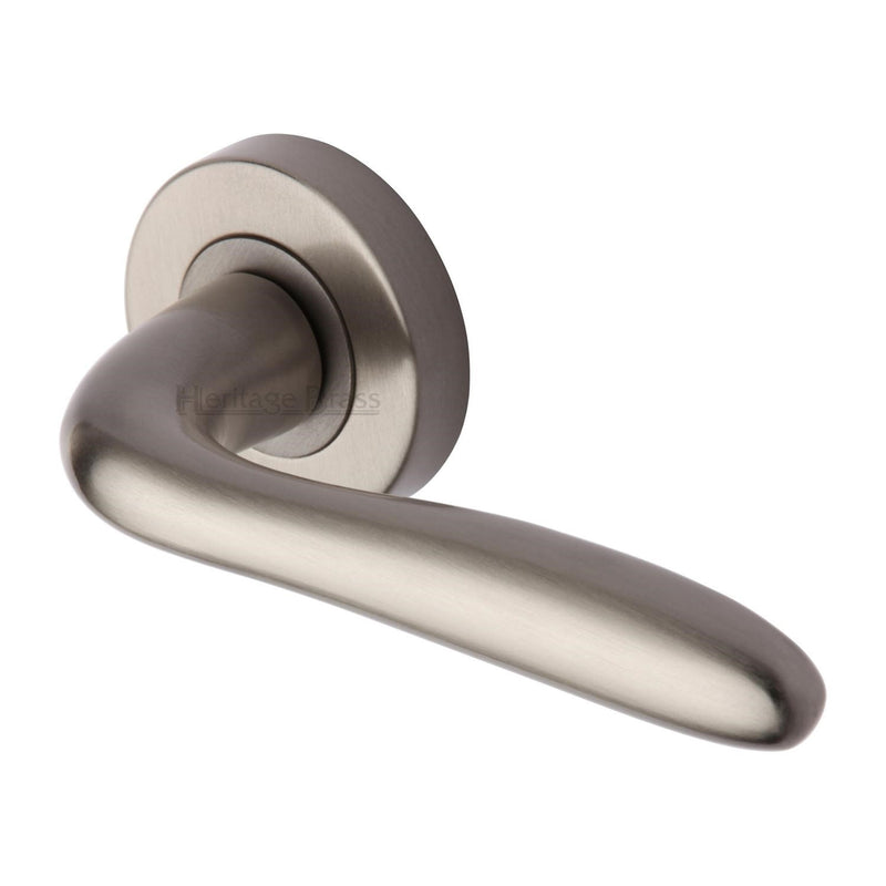 Columbus Door Handle on Round Rose